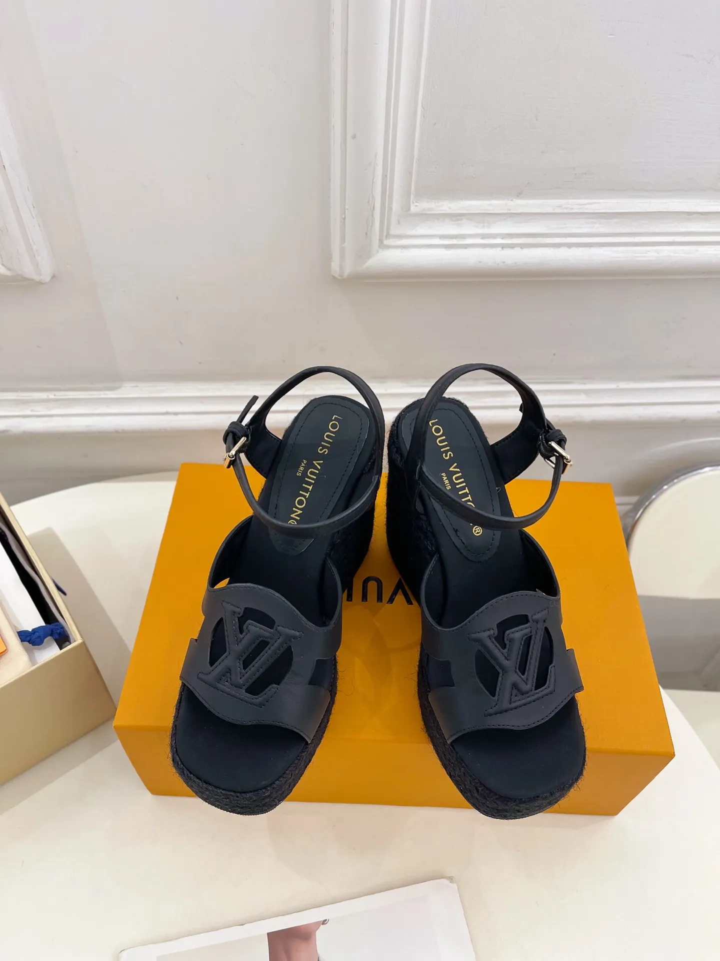 👟👟Ex-factory price 640👟👟 LV | Louis Vuitton 25𝐬𝐬 🧡💚2025 spring and summer new style top version‼ ️The original version is the same. The counter focuses on the latest LV ISOLA hollow hemp rope wedge sandals. New hard goods. ❥BS purchasing level! Full of high-end feel! A popular model among bloggers at home and abroad, it’s retro and fashionable and looks amazing on your feet! Mainly recommended model on the official website★ ━━━━━ ЅᏇєєt ━━━━━ ▪️Upper: original customized calfskin ▪️Lining: imported sheepskin ▪️Outsole: original molded outsole ▪️Heel height: 12cm, water platform 3.5cm ▪️Shoe size: 35-39 (40, 41 customized)